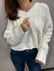 ぽんぽんラメヤーンVネックニット