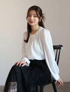 取り外し可能パール付き衿タックブラウス