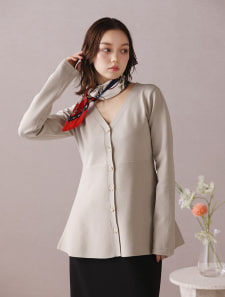 Vネックペプラムニット