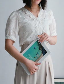 フラワーレースVネックブラウス