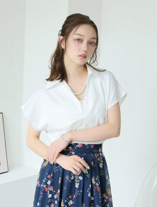 パールネックレスチャーム付きツイストブラウス