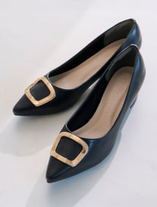 ポインテッドトゥゴールドモチーフパンプス