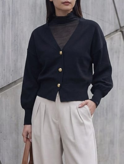 ゴールドボタンVネックニットカーディガン