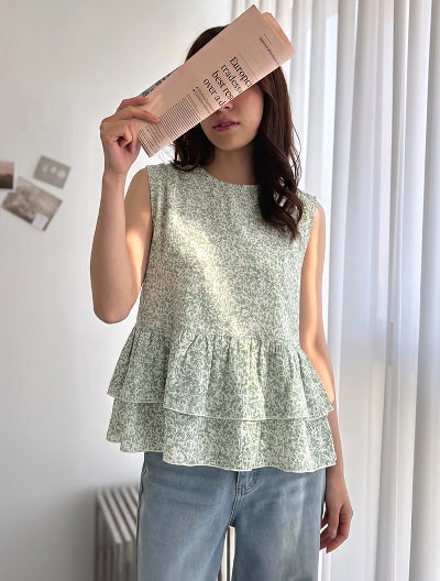 小花柄ノースリフリルブラウス