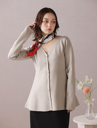 Vネックペプラムニット