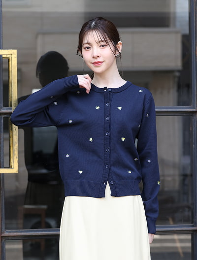 フルーツ刺繍クルーネックカーディガン