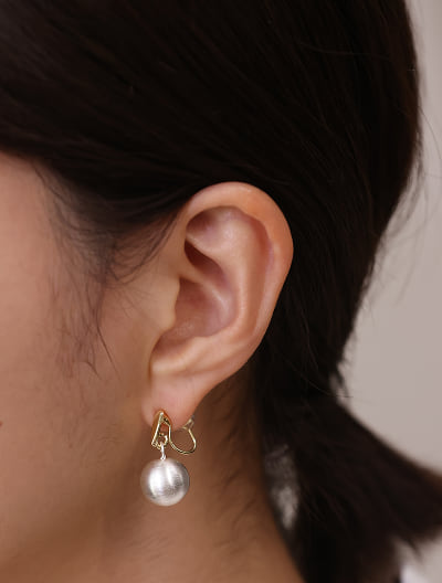 プラチナカラーボールイヤリング