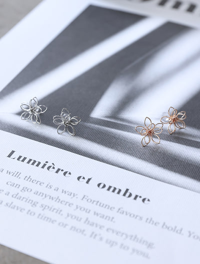 ラインフラワーピアス