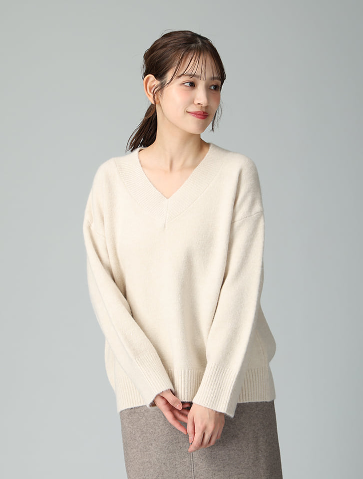 シンプルVネックニット
