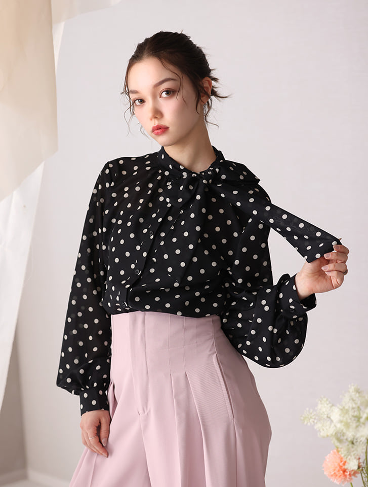 取外し可能リボン付きノーカラーブラウス