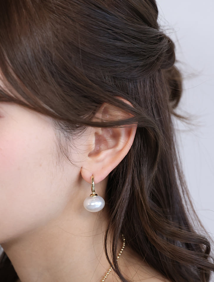 オーバルパールニュアンスフープピアス