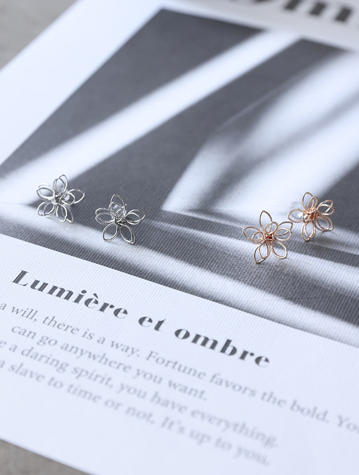 ラインフラワーピアス