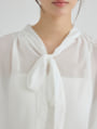 ボウタイシアーブラウス