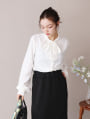 取外し可能リボン付きノーカラーブラウス
