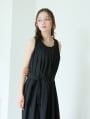 共布ベルト付きタックネックノースリーブワンピース