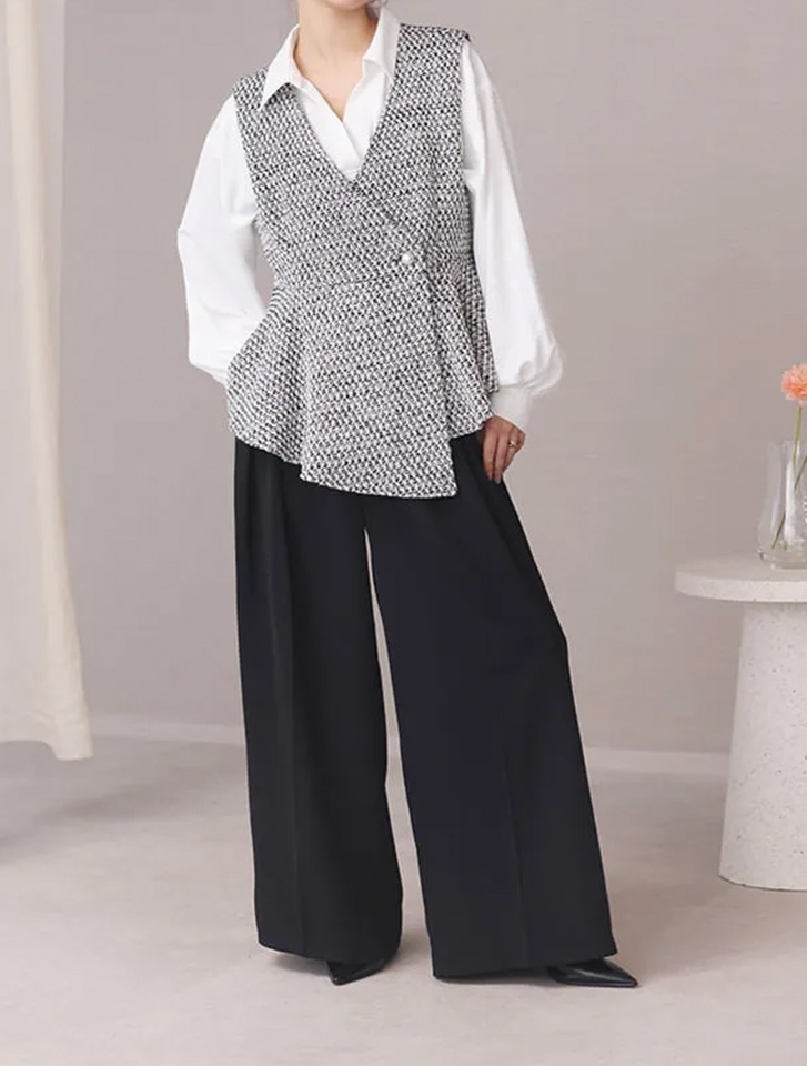 白シャツにパールボタンツイードジレベストを重ねた、プチプラで高見えする大人レディースの春オフィスカジュアル