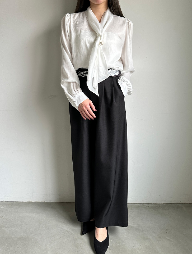 スカーフベルトが映えるスカーフ付きタックワイドパンツ。プチプラで上品な春のきれいめオフィスカジュアル